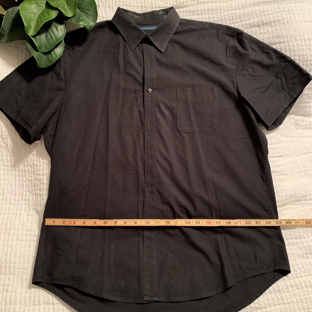 Men’s XL short sleeve PERRY ELLIS dress shirt.